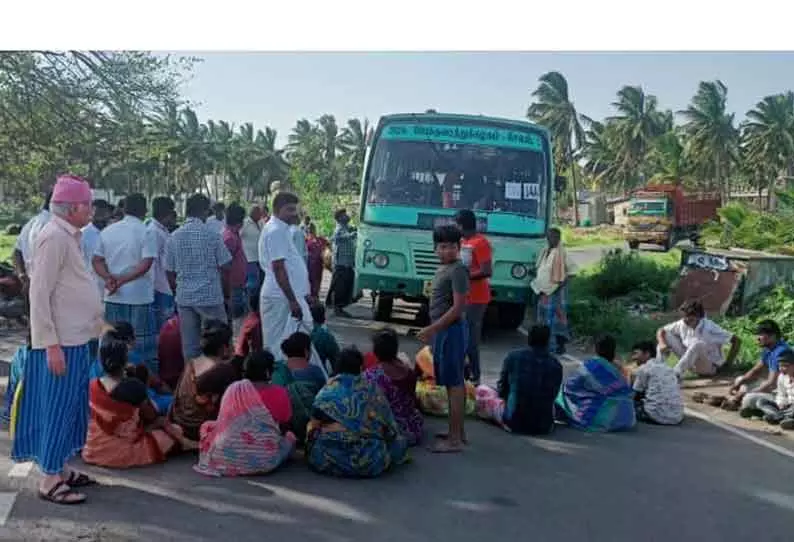 மயானத்துக்கு இடம் கேட்டு கிராம மக்கள் சாலைமறியல் மயானத்துக்கு இடம் கேட்டு கிராம மக்கள் சாலைமறியல்