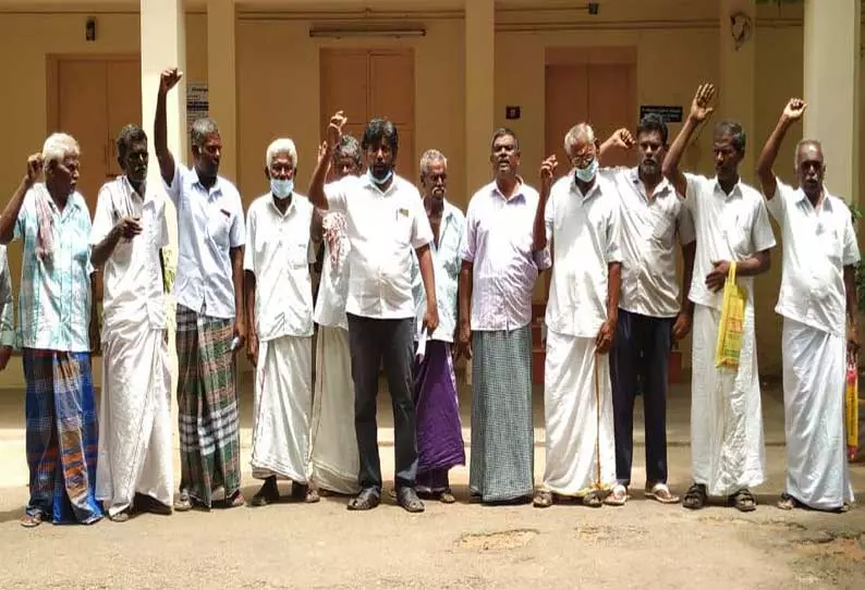 கோவில்பட்டி உதவி கலெக்டர் அலுவலகத்தை விவசாய சங்கத்தினர் முற்றுகை கோவில்பட்டி உதவி கலெக்டர் அலுவலகத்தை விவசாய சங்கத்தினர் முற்றுகை