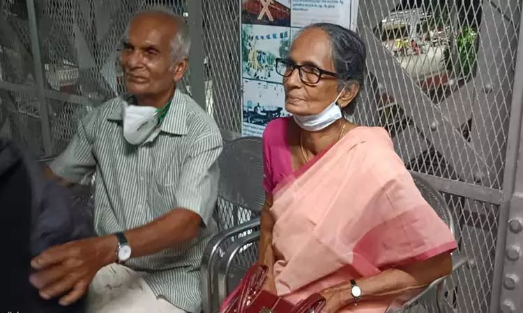 லிப்ட்டில் சிக்கிய கேரள தம்பதி