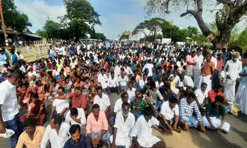 கடல்பாசி சேகரிக்க சென்ற பெண் கூட்டு பாலியல் வன்கொடுமை; மீனவர்கள் சாலை மறியல் கடல்பாசி சேகரிக்க சென்ற பெண் கூட்டு பாலியல் வன்கொடுமை; மீனவர்கள் சாலை மறியல்