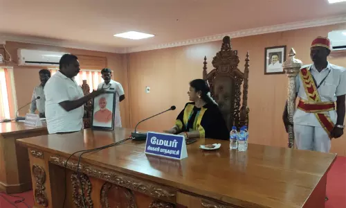 சிவகாசி மாநகராட்சி அரங்கில் பிரதமர் படம் வைக்க எதிர்ப்பு சிவகாசி மாநகராட்சி அரங்கில் பிரதமர் படம் வைக்க எதிர்ப்பு