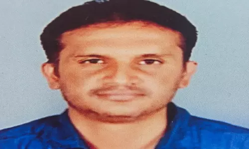 காருக்குள் இறந்த நிலையில் கிடந்த பள்ளி ஆசிரியர் - போலீசார் விசாரணை