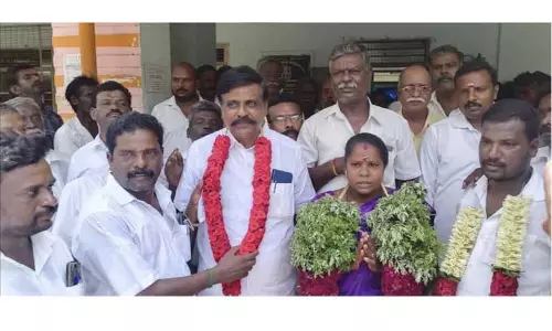 விருத்தாசலம் ஒன்றியக்குழு தலைவர் பதவிக்கான மறைமுக தேர்தல்: தி.மு.க.வில் இணைந்த சுயேச்சை கவுன்சிலர் தலைவராக தேர்வு நம்பிக்கையில்லா தீர்மானத்தால் பதவி இழந்தவர் மீண்டும் போட்டியிட்டு தோல்வி விருத்தாசலம் ஒன்றியக்குழு தலைவர் பதவிக்கான மறைமுக தேர்தல்: தி.மு.க.வில் இணைந்த சுயேச்சை கவுன்சிலர் தலைவராக தேர்வு நம்பிக்கையில்லா தீர்மானத்தால் பதவி இழந்தவர் மீண்டும் போட்டியிட்டு தோல்வி