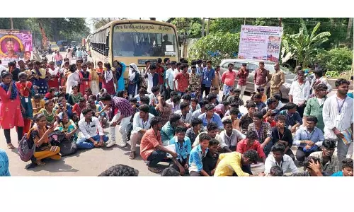 கூடுதல் பஸ்கள் இயக்கக்கோரி  கல்லூரி மாணவர்கள் சாலை மறியல்  விருத்தாசலத்தில் பரபரப்பு