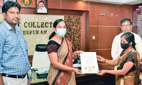அரசு ஊழியர்களின் வாரிசுதாரர்களுக்கு கருணை அடிப்படையில் பணி நியமன ஆணை - கலெக்ட ர் வழங்கினார் அரசு ஊழியர்களின் வாரிசுதாரர்களுக்கு கருணை அடிப்படையில் பணி நியமன ஆணை - கலெக்ட ர் வழங்கினார்