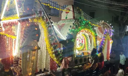 பூப்பல்லக்கில் அம்மன் வீதி உலா