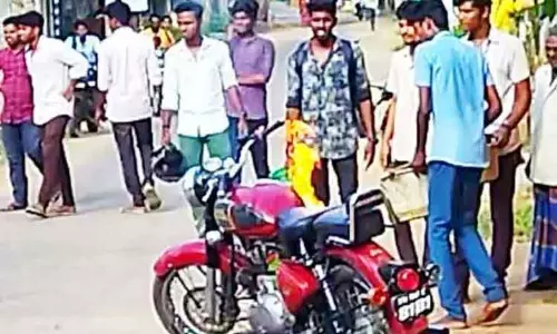 மோட்டார் சைக்கிள் திடீரென தீப்பிடித்ததால் பரபரப்பு மோட்டார் சைக்கிள் திடீரென தீப்பிடித்ததால் பரபரப்பு