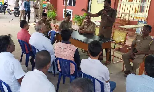 கடைகளில் கண்காணிப்பு கேமரா பொருத்த வேண்டும் கடைகளில் கண்காணிப்பு கேமரா பொருத்த வேண்டும்