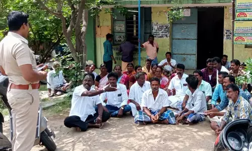 இளமின் பொறியாளர் அலுவலகத்தை பொதுமக்கள் முற்றுகை இளமின் பொறியாளர் அலுவலகத்தை பொதுமக்கள் முற்றுகை
