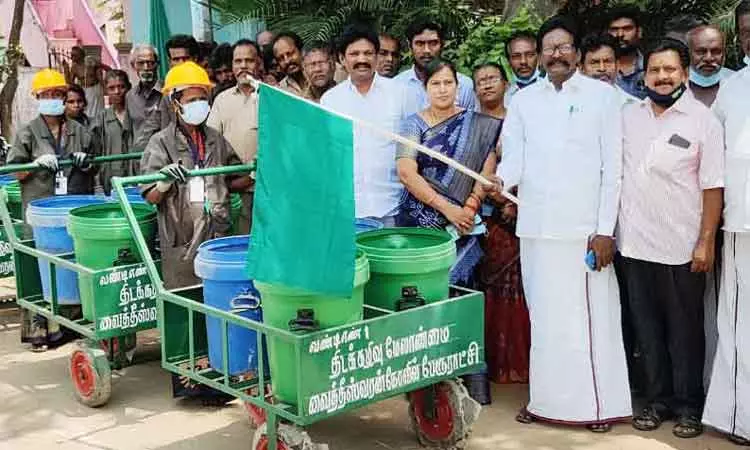 தூய்மை பணியாளர்களுக்கு உபகரணங்கள் தூய்மை பணியாளர்களுக்கு உபகரணங்கள்