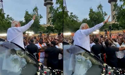 பொதுமக்களைப் பார்த்து கையசைத்து மகிழ்ச்சியை வெளிப்படுத்திய பிரதமர் மோடி