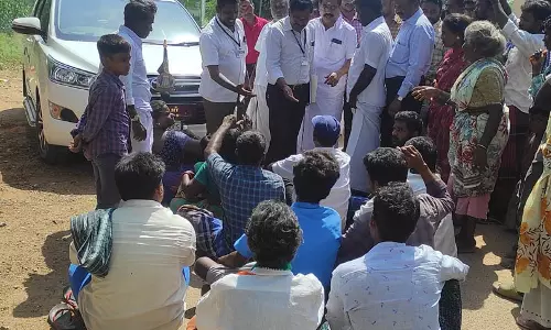 மதுரை மேயர் வாகனத்தை பொதுமக்கள் முற்றுகையிட்டதால் பரபரப்பு...!