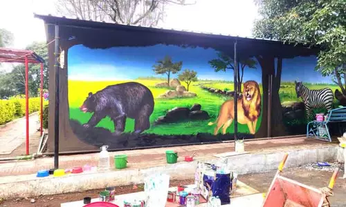 வனவிலங்குகளின் ஓவியங்களுடன் புதுப்பொலிவு பெற்ற கழிப்பிடங்கள்