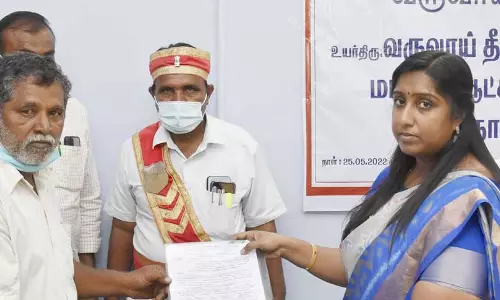 பரமத்திவேலூரில் 2-வது நாள் ஜமாபந்தி:  பொதுமக்களிடம் இருந்து 64 மனுக்களை கலெக்டர் பெற்றார்