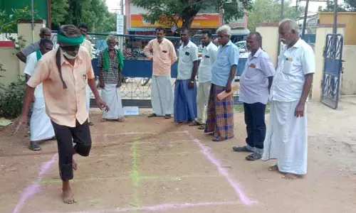 விவசாயிகள் கண்களில் கருப்பு துணி கட்டி நொண்டி விளையாடி நூதன போராட்டம் விவசாயிகள் கண்களில் கருப்பு துணி கட்டி நொண்டி விளையாடி நூதன போராட்டம்