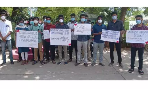 சம்பளம் வழங்கக்கோரி டாக்டர்கள் கருப்பு பேட்ஜ் அணிந்து போராட்டம்