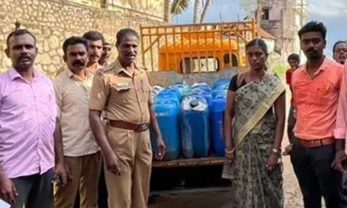 இனயம்புத்தன்துறையில் 1,140 லிட்டர் மண்எண்ணெய் பறிமுதல் இனயம்புத்தன்துறையில் 1,140 லிட்டர் மண்எண்ணெய் பறிமுதல்
