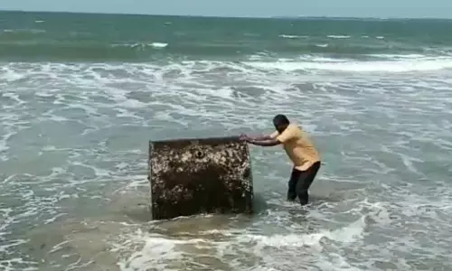 ஏர்வாடி கடற்கரையில் இரும்பு பேரல் கரை ஒதுங்கியதால் பரபரப்பு ஏர்வாடி கடற்கரையில் இரும்பு பேரல் கரை ஒதுங்கியதால் பரபரப்பு