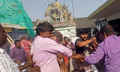 போலீசார் முன்னிலையில் இரு தரப்பினர் மோதல்