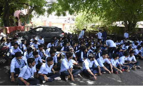 ஹிஜாப் அணிந்து வந்த மாணவிகளை கண்டித்து போராட்டம்; மங்களூரு பல்கலைக்கழகத்தில் பரபரப்பு ஹிஜாப் அணிந்து வந்த மாணவிகளை கண்டித்து போராட்டம்; மங்களூரு பல்கலைக்கழகத்தில் பரபரப்பு