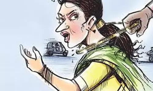 பெருந்துறையில், மளிகை கடையில் சிகரெட் வாங்குவது போல் நடித்து பெண்ணிடம் நகை பறிப்பு; மோட்டார்சைக்கிளில் தப்பிய 2 பேருக்கு வலைவீச்சு