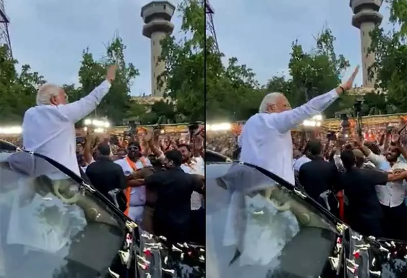 பொதுமக்களைப் பார்த்து கையசைத்து மகிழ்ச்சியை வெளிப்படுத்திய பிரதமர் மோடி பொதுமக்களைப் பார்த்து கையசைத்து மகிழ்ச்சியை வெளிப்படுத்திய பிரதமர் மோடி