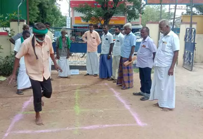 விவசாயிகள் கண்களில் கருப்பு துணி கட்டி நொண்டி விளையாடி நூதன போராட்டம்