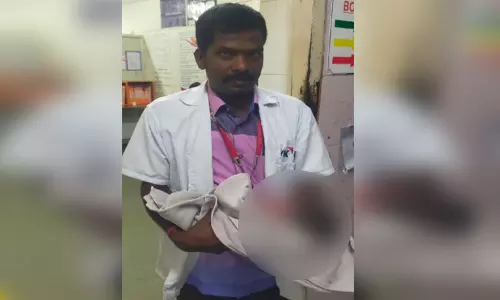 தனக்கு தானே பிரசவம் பார்த்த பெண் குழந்தையை முட்புதரில் தூக்கி எறிந்தார் தனக்கு தானே பிரசவம் பார்த்த பெண் குழந்தையை முட்புதரில் தூக்கி எறிந்தார்