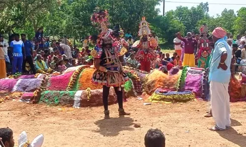 காவேரிப்பட்டணம் அருகே துரியோதனன் படுகளம் நிகழ்ச்சி காவேரிப்பட்டணம் அருகே துரியோதனன் படுகளம் நிகழ்ச்சி
