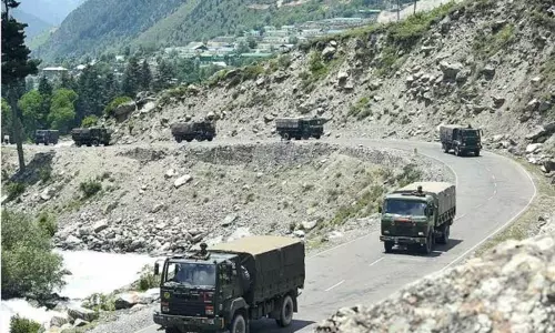 லடாக்கில் ராணுவ வாகனம் ஆற்றுக்குள் பாய்ந்து 7 வீரர்கள் உயிரிழப்பு லடாக்கில் ராணுவ வாகனம் ஆற்றுக்குள் பாய்ந்து 7 வீரர்கள் உயிரிழப்பு