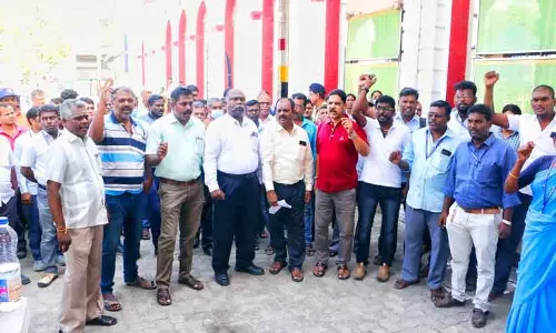 ரெயில்வே ஊழியர் சங்கத்தினர் ஆர்ப்பாட்டம்