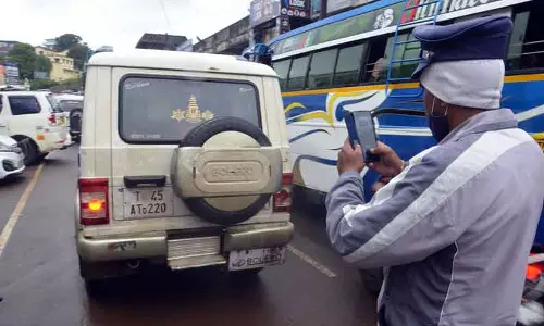 போக்குவரத்துக்கு இடையூறாக நிறுத்தப்படும் வாகனங்கள் போக்குவரத்துக்கு இடையூறாக நிறுத்தப்படும் வாகனங்கள்