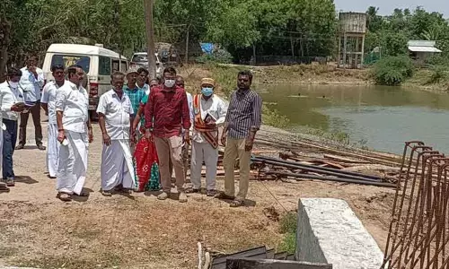 நரிமணி ஆற்றில் ரூ.30 லட்சத்தில் புதிய பாலம் கட்டும் பணி