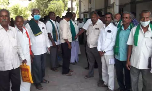 குறைதீர்வு கூட்டத்தில் விவசாயிகள் வெளிநடப்பு