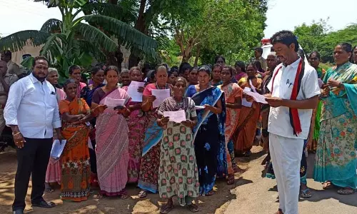 மகளிர் குழுவினர் ஆர்ப்பாட்டம்