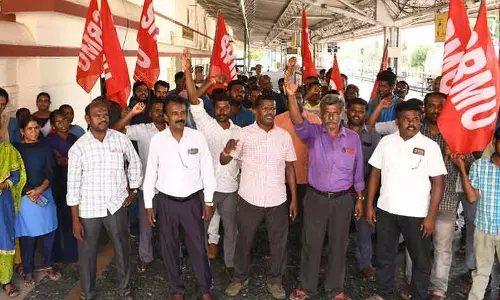 திண்டுக்கல் ரெயில் நிலையத்தில் ரெயில்வே ஊழியர்கள் ஆர்ப்பாட்டம்