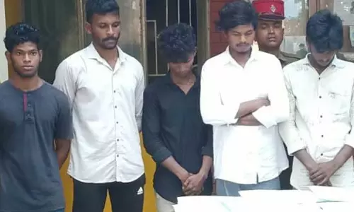 பள்ளி மாணவர்களுக்கு கஞ்சா விற்ற 10 பேர் கைது பள்ளி மாணவர்களுக்கு கஞ்சா விற்ற 10 பேர் கைது