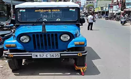 போக்குவரத்துக்கு இடையூறாக நின்ற அரசு ஜீப்புக்கு பூட்டு