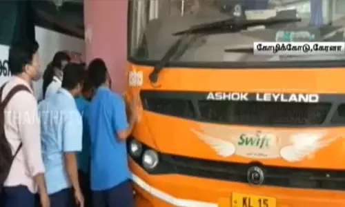 தூண்களுக்கு இடையே சிக்கிய அரசு பேருந்து - 4 மணி நேர போராட்டத்திற்குப் பின் மீட்பு தூண்களுக்கு இடையே சிக்கிய அரசு பேருந்து - 4 மணி நேர போராட்டத்திற்குப் பின் மீட்பு