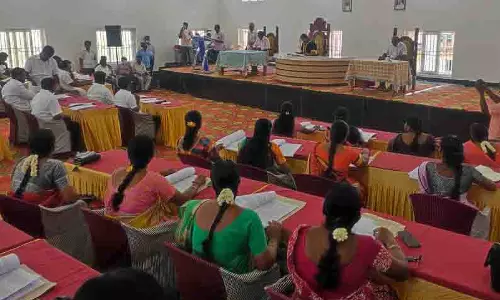 சாலையோரங்களில் கொட்டப்படும் கோழி இறைச்சி கழிவுகளை அப்புறப்படுத்த வேண்டும்