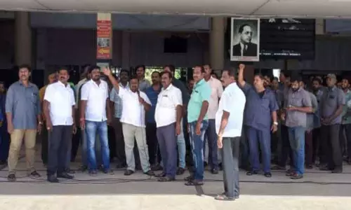 ரெயில்வே தொழிற்சங்கத்தினர் ஆர்ப்பாட்டம் ரெயில்வே தொழிற்சங்கத்தினர் ஆர்ப்பாட்டம்