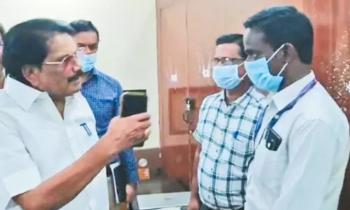 தாம்பரம் தாலுகா அலுவலகத்தில் திடீர் ஆய்வு பொதுமக்களை அலைக்கழிக்கும் அதிகாரிகள் மீது கடும் நடவடிக்கை தாம்பரம் தாலுகா அலுவலகத்தில் திடீர் ஆய்வு பொதுமக்களை அலைக்கழிக்கும் அதிகாரிகள் மீது கடும் நடவடிக்கை