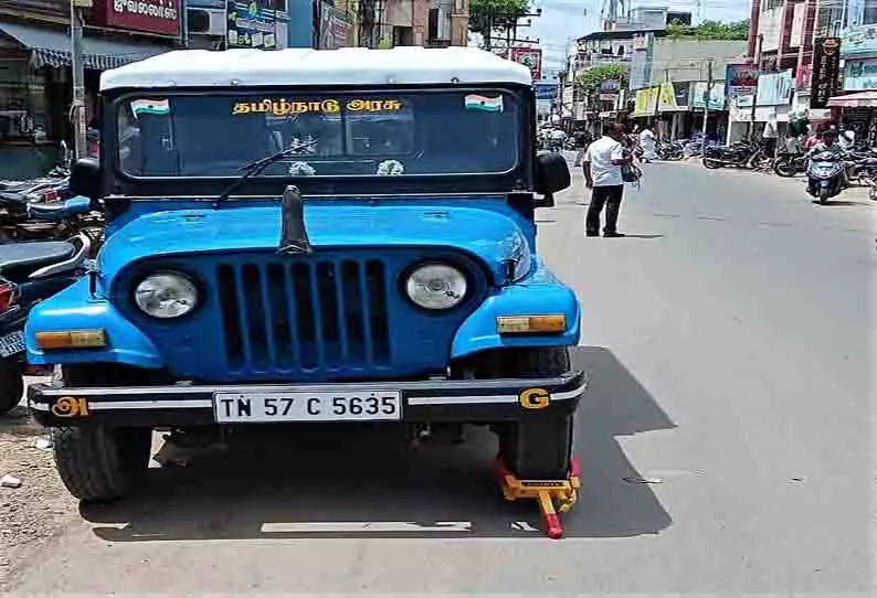 போக்குவரத்துக்கு இடையூறாக நின்ற அரசு ஜீப்புக்கு பூட்டு