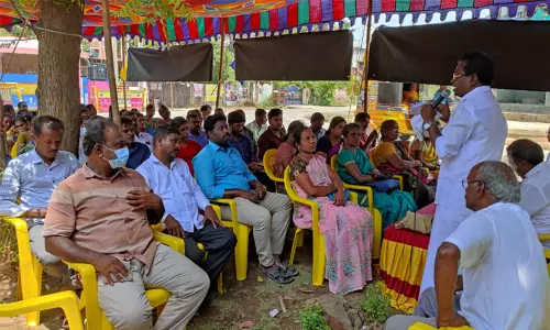 மயிலாடுதுறை கலெக்டர் அலுவலகம் முன்பு தமிழ்நாடு அரசு ஊழியர் சங்கத்தினர் தர்ணா..! மயிலாடுதுறை கலெக்டர் அலுவலகம் முன்பு தமிழ்நாடு அரசு ஊழியர் சங்கத்தினர் தர்ணா..!
