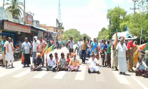 கோவில்பட்டியில் பா.ஜனதா கட்சியினர் சாலை மறியல் கோவில்பட்டியில் பா.ஜனதா கட்சியினர் சாலை மறியல்