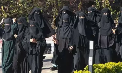 பள்ளி, கல்லூரிகளுக்கு ஹிஜாப் அணிந்து வர அனுமதி இல்லை- கர்நாடக அரசு திட்டவட்டம்