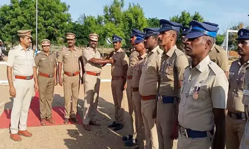 சிறப்பாக பணியாற்றிய போலீசாருக்கு பதக்கம் சிறப்பாக பணியாற்றிய போலீசாருக்கு பதக்கம்
