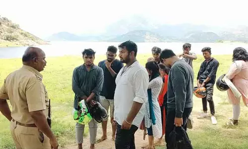 ஆழியாறு அணைக்குள் அத்துமீறி சென்ற சுற்றுலா பயணிகள் ஆழியாறு அணைக்குள் அத்துமீறி சென்ற சுற்றுலா பயணிகள்