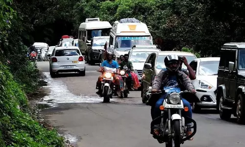கொடைக்கானலில் போக்குவரத்து நெரிசல்; 4 கிலோமீட்டர் தூரத்துக்கு அணிவகுத்து நின்ற வாகனங்கள்