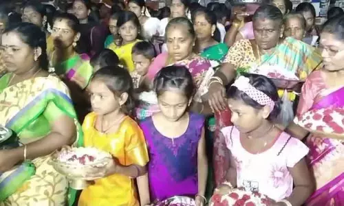 சூரி மாரியம்மன் கோவிலில் பூச்சொரிதல் விழா